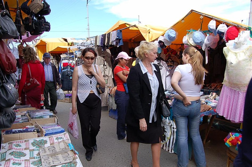 41. auf dem Markt.JPG - auf dem Markt - diese Staende stehen nicht nur im Sommer, nein, auch im Winter , wenn es schneit...